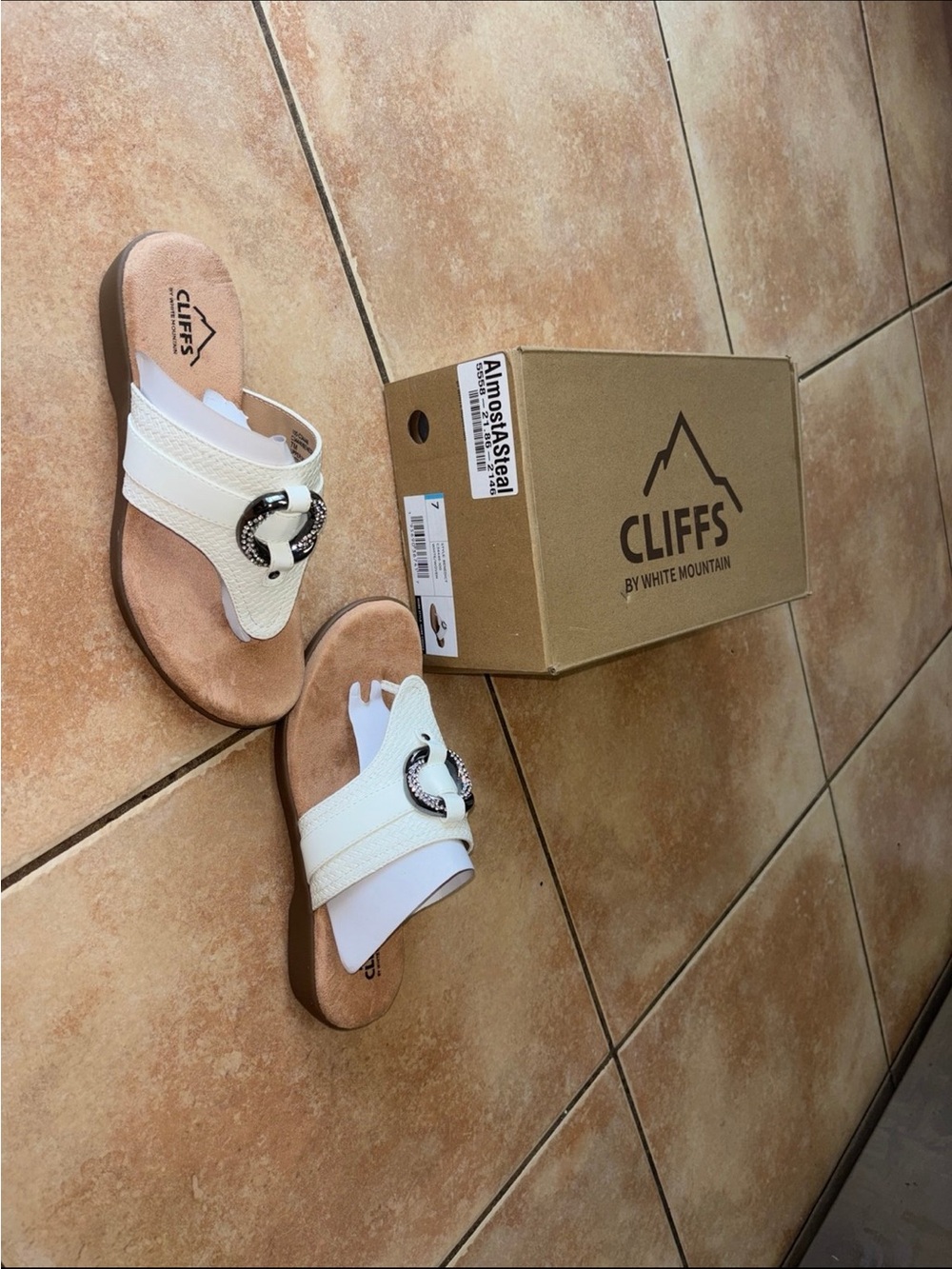 Macys White Leatherette Toe-Post Sandals with Decorative Ring Brand Cliff size 7 - Picture 3 of 13